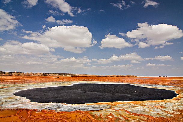 Dallol Sur une largeur de plusieurs centaines de mètres, toute la partie du lac qui borde l'étrange relief de DALLOL est colorée de teintes vives, allant du rouge le...