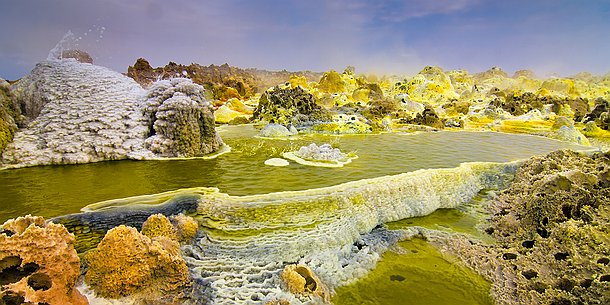 Dallol Les eaux de DALLOL ont des lumières d'émeraude, posées dans le soufre et le métal. Cascades d'acides, baignoires de sulfures, un jardin né de l'enfer.
