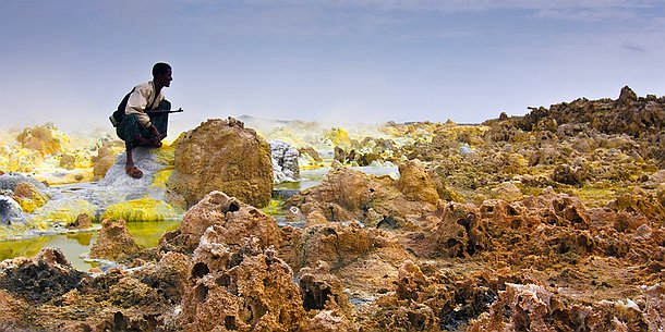 Dallol Lieu de remarquables cristallisations de gypse et d'halite, cette étendue à la fois pétrifiée et active est un mélange de couleurs violentes, d'odeurs...