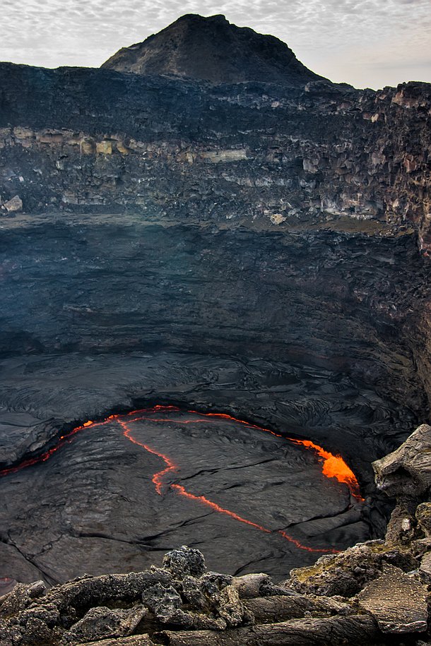 Erta Alé Enchassé entre des parois verticales, circulaires, il apparaît dans toute sa monstrueuse splendeur ......