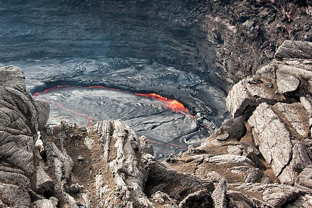 Erta Alé Le pit cratère sud possède un superbe lac de lave incandescent d'environ 123 mètres de diamètre. Ce lac très actif qui clapote à 70 mètres de profondeur, est...