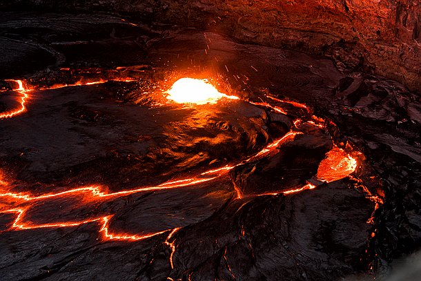 Erta Alé L'Erta Alé est un des 4 lacs de lave permanent actuellement actifs dans le monde. A moins de 70 m sous nos pieds, énorme masse minérale en fusion, la Terre naît...