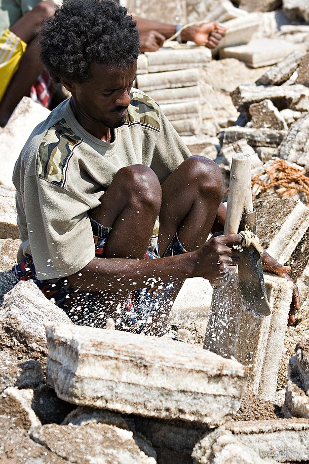 L'exploitation du sel Chaque pain de sel est arasé sur toutes ses faces jusqu'à obtenir des morceaux parfaits d'environ 12 kg.