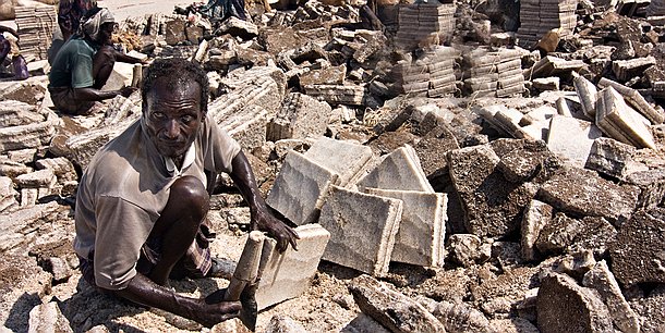 L'exploitation du sel Celles-ci sont ensuites débitées, puis façonnées en briquettes, avec une herminette primitive, sorte de petite hache.