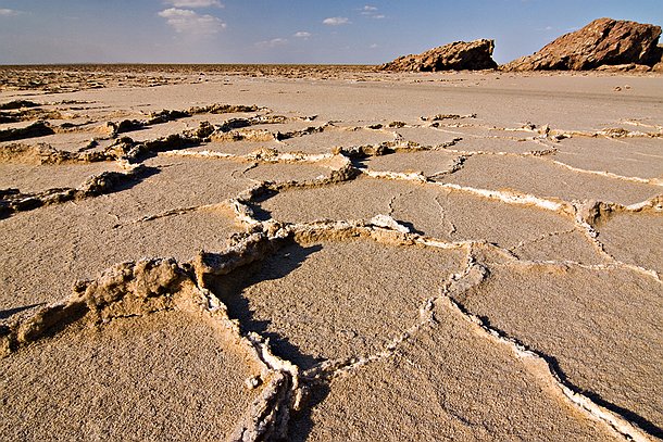 Le lac Karum Ici c'est encore pire que le désert !! Aucun relief, une réverbération aveuglante, une chaleur brute, impitoyable, insoutenable, et tout autour, à perte de vue,...