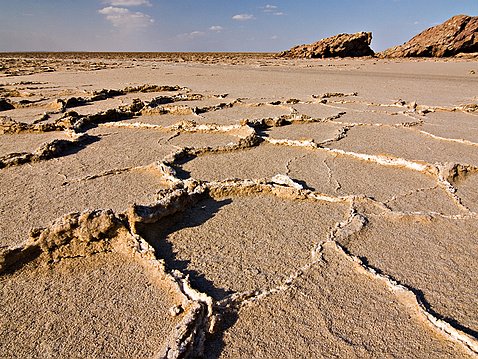 Le lac Karum, les forçats du sel